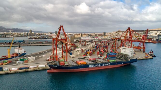 Un buque de contenedores de Boluda Lines en Las Palmas de Gran Canarias.