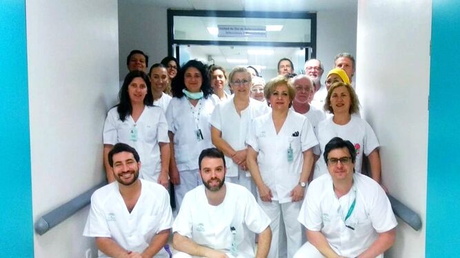 Foto de familia del grupo de profesionales de la unidad de Enfermedades Infecciosas del Hospital de Valme.