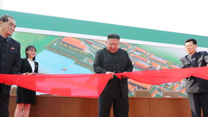 El líder norcoareano Kim Jong-un  cortando un ribon en una ceremonia de terminación de una fábrica de fosfatos.