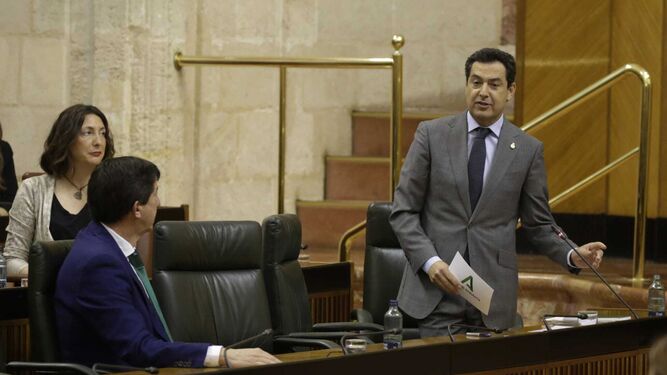 Juanma Moreno, en el Pleno, observado por Juan Marín y Dolores López.