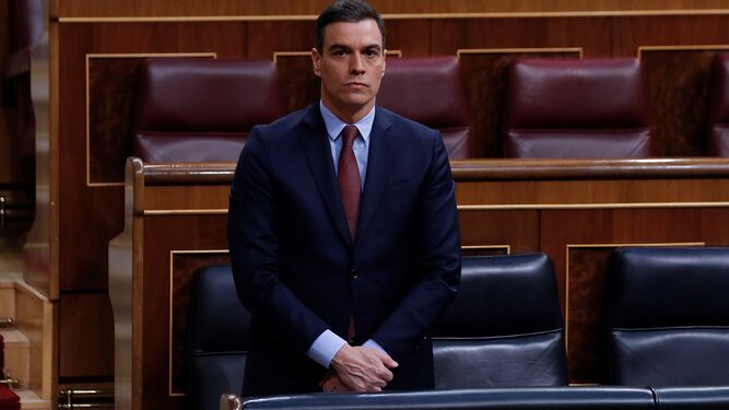 Pedro Sánchez guarda un minuto de silencio este miércoles en el Congreso.