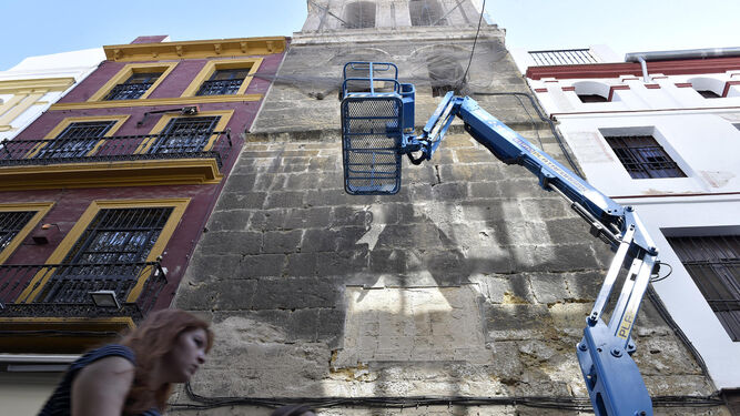 Intervención de "emergencia" en la torre de la iglesia del Salvador para evitar desprendimientos