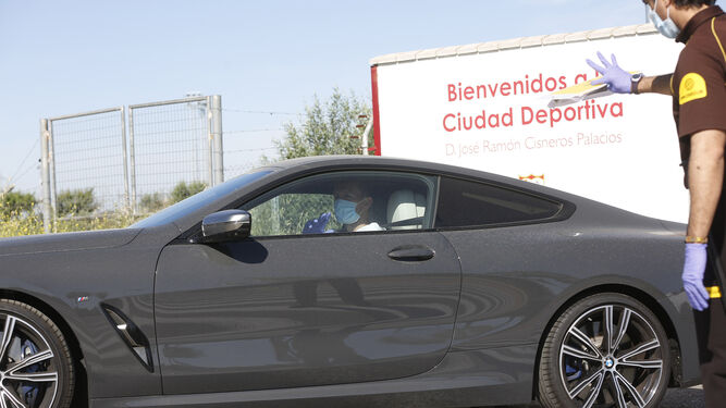 Uno de los jugadores del Sevilla llega con su coche a la ciudad deportiva el pasado miércoles