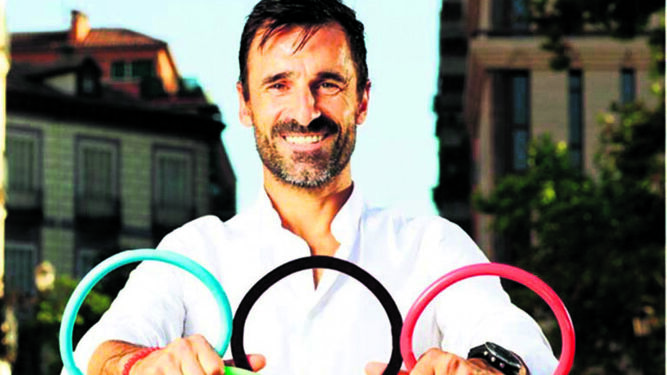 Chuso García Bragado posa con los aros olímpicos.