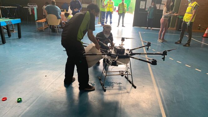 Los técnicos preparan el dron para la desinfección del centro de personas sin hogar de Rochelambert.