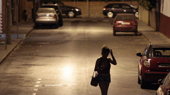 Una mujer ejerce la prostitución en Sevilla
