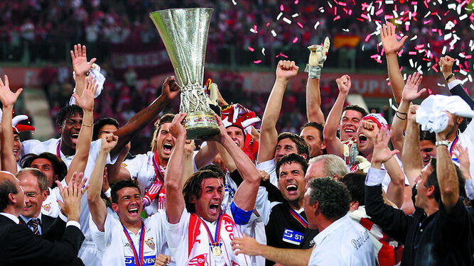 Javi Navarro levanta el trofeo de la UEFA en el Philips Stadion en medio de la euforia sevillista.