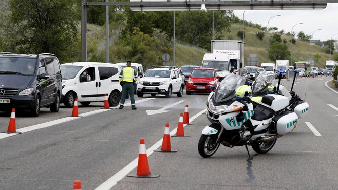 Control de la Guardia Civil de Trafico en la salida de Madrid, a la altura del Km 17 de la A-1.