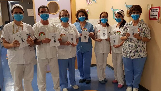 Grupo de enfermeros en la planta del servicio de Pediatría portando la iniciativa.