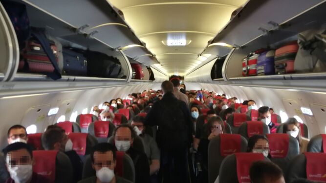 Vista del interior de la cabina del avión del vuelo de Iberia Express del domingo pasado entre Madrid y Gran Canaria, cuyos pasajeros se quejaron de que iba prácticamente lleno, sin dejar asientos vacíos entre los viajeros.