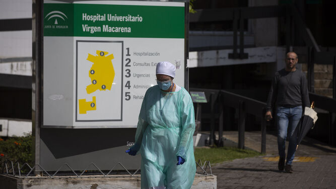 Una sanitara sale de las instalaciones del Hospital Macarena de Sevilla.