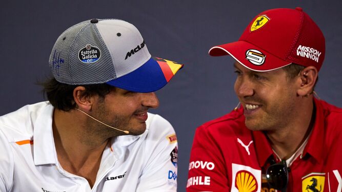 Carlos Sainz charla con Sebastian Vettel durante una conferencia de prensa.