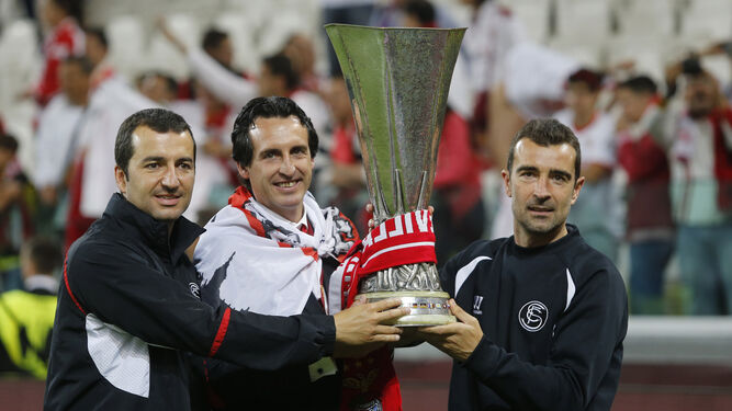Unai Emery sostiene el trofeo de Turín entre Diego Martínez y Juan Carlos Carcedo, sus ayudantes.