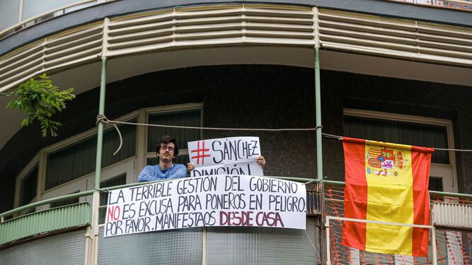 Vecinos del madrileño barrio de Salamanca conminan a protestar desde sus balcones contra el Gobierno por la gestión en la crisis del coronavirus, este jueves en Madrid.