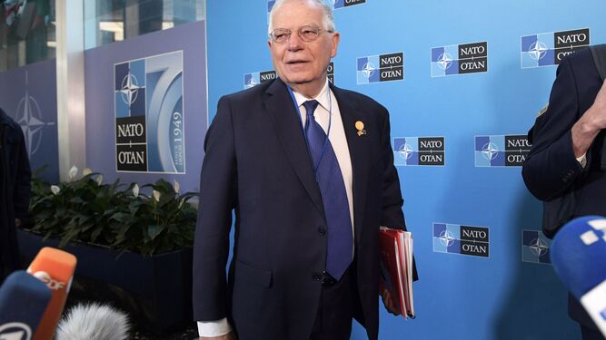 Josep Borrell, cuando era  ministro de Exteriores en una  reunión de colegas de la OTAN en abril de 2019.