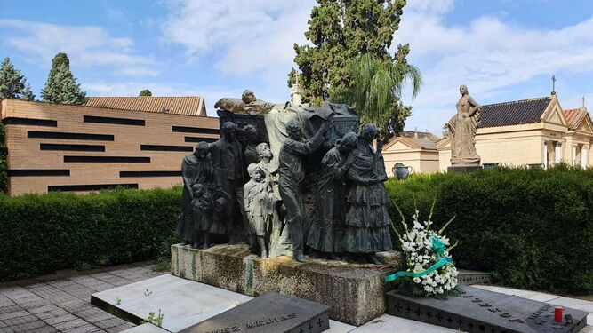 Centro de flores depositado este sábado por la Hermandad de la Macarena en el mausoleo de Joselito El Gallo.