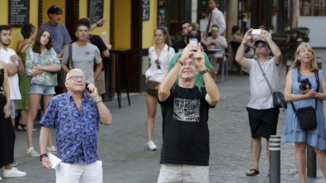 Grupos de turistas por el barrio de Santa Cruz, una imagen perdida con la pandemia.