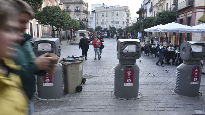 Imagen del pasado invierno de  los buzones para la recogida neumática de residuos en la Plaza del Salvador.
