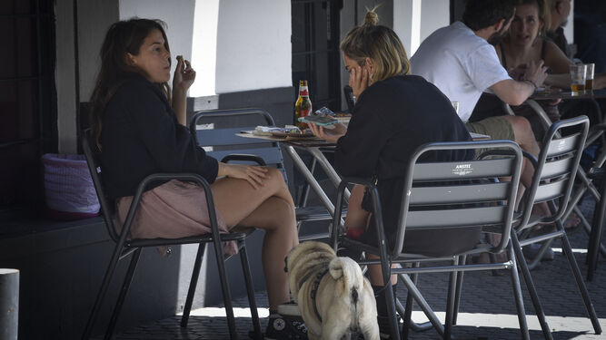 Dos mujeres en la terraza de un bar.