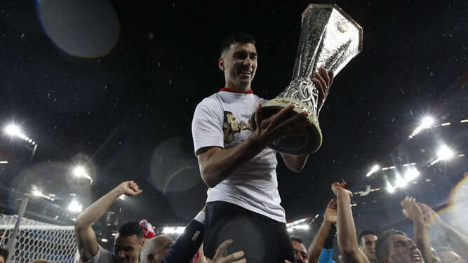 Reyes levanta la última UEFA, en Basilea, con una camiseta dedicada a Puerta.