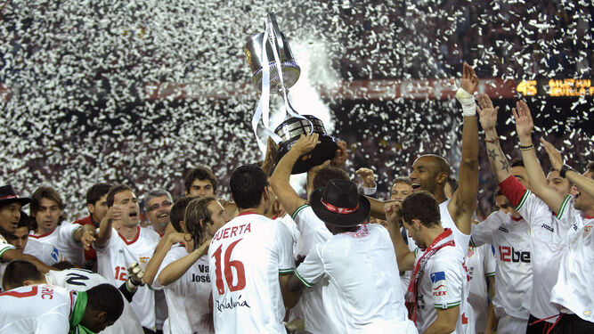 Los jugadores del Sevilla levantan la Copa que dedicaron en 2010 a Puerta
