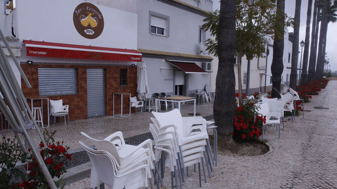 Un bar cerrado en El Palmar de Troya, durante el estado de alarma.