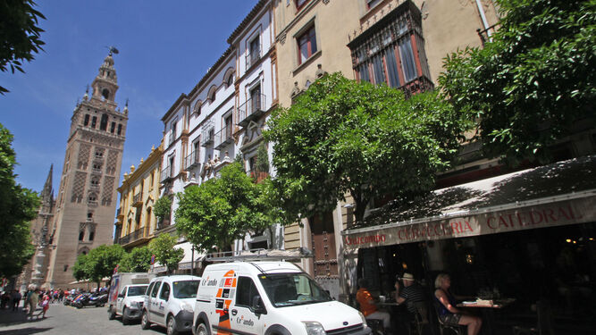 Calle Mateos Gago, donde conviven los veladores y las plazas para aparcar.