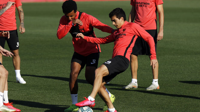 Koundé presiona al juvenil Pablo Pérez en el entrenamiento de este miércoles.
