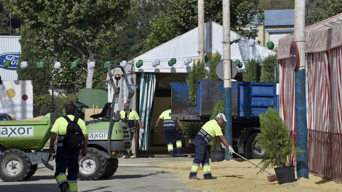 Operarios municipales trabajando en el recinto de la Feria de Camas en 2018.