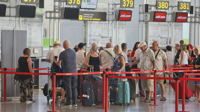 Un grupo numeroso de viajeros en el aeropuerto de Málaga
