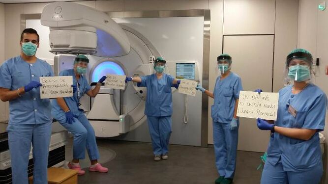 Profesionales del servicio de Oncología en la unidad de radioterapia.