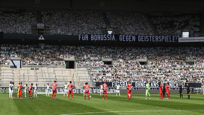 Las gradas del Borussia Park, ocupadas por las figuras con los rostros de los aficionados del conjunto alemán.