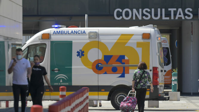 Una ambulancia espera a las puertas de un hospital andaluz.