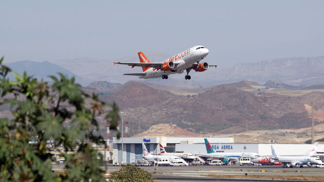 Un avión de Easyjet aterriza en el aeropuerto de Málaga