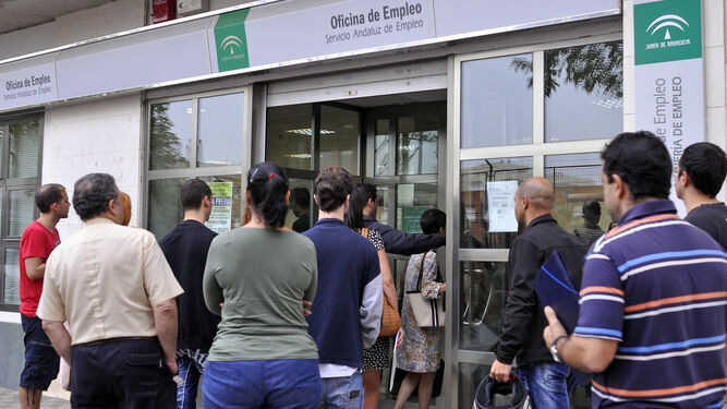 Usuarios esperan para entrar en una Oficina de Empleo