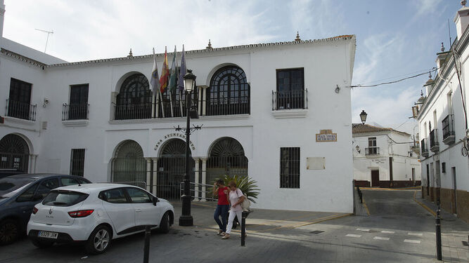 El Ayuntamiento de Sanlúcar la Mayor, en una imagen previa a la declaración del estado de alarma por el Covid-19.