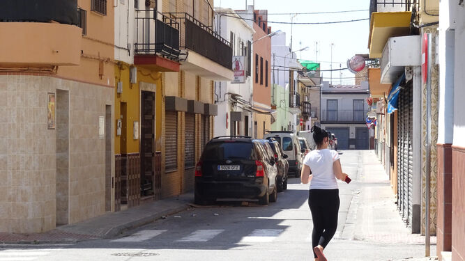 Una joven camina por una calle de Torreblanca.