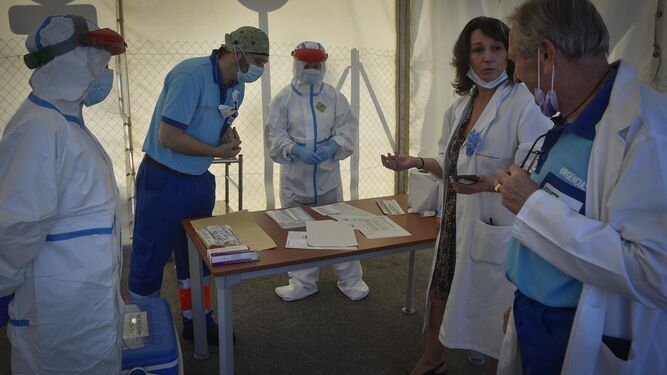Los profesionales sanitarios encargados de realizar las PCR en la carpa instalada junto al centro de salud de Gines.