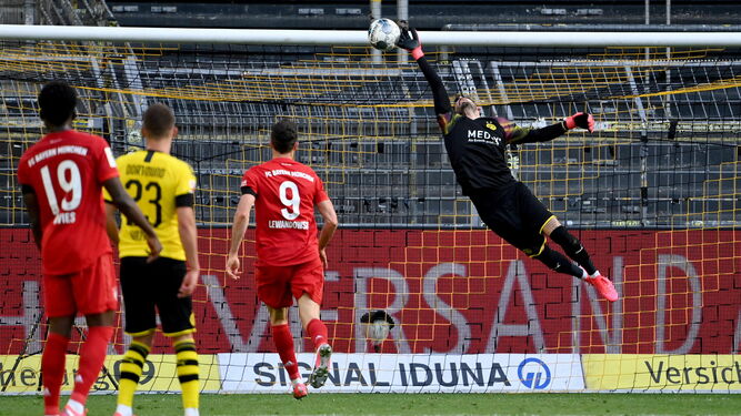 El meta del Dortmund Roman Bürki no evita el gol de vaselina de Kimmich pese a su estirada.