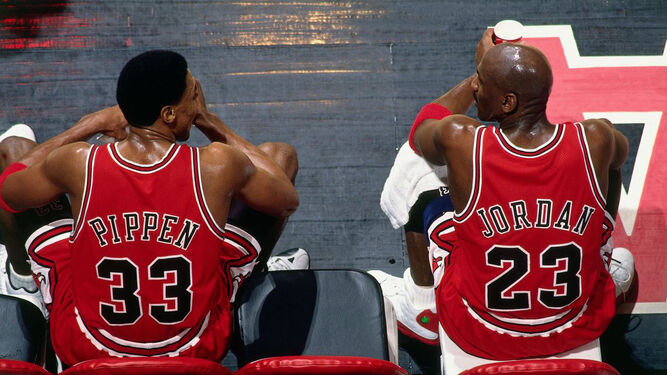 Scottie Pippen y Michael Jordan, de espaldas, en el banquillo de los Chicago Bulls.