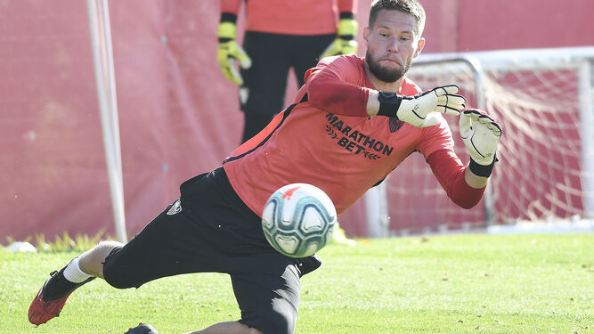 Vaclík detiene un balón en un entrenamiento reciente del Sevilla FC.