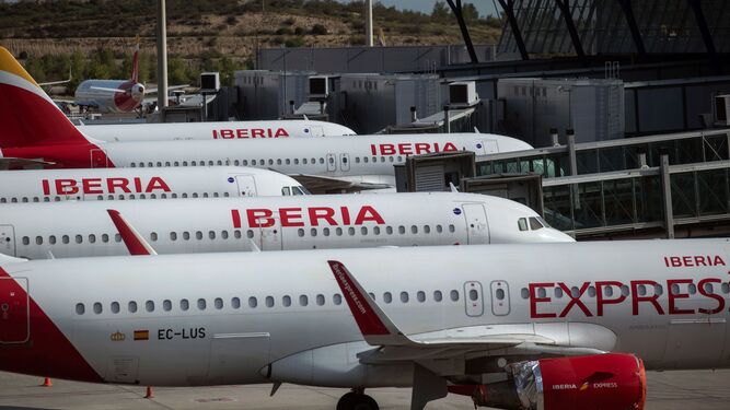 Aviones de Iberia en la pista de la terminal T4 del aeropuerto Adolfo Suárez de Madrid.