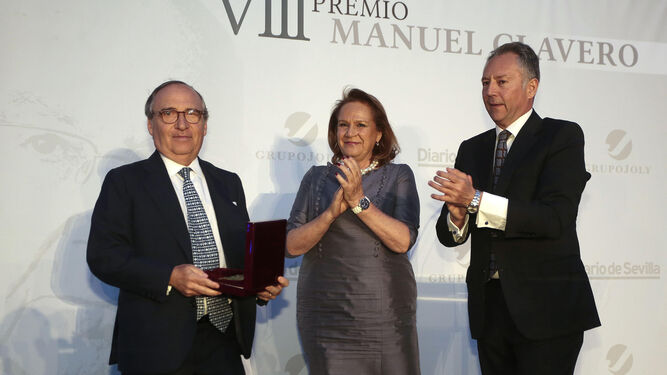 Antonio Hernández recibe el galardón del año pasado, de manos de Concepción Yoldi y José Joly.