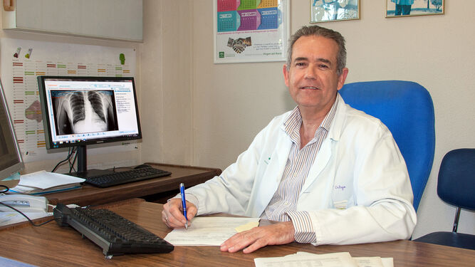 El doctor Francisco Ortega, director de la UGC de Respiratorio y Cirugía  Torácica del Virgen del Rocío.