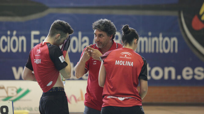 Antonio Molina da instrucciones a sus jugadores durante un partido del Rinconada.