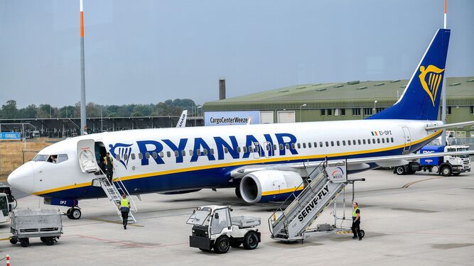 Un avión de Ryanair estacionado en un aeropuerto alemán.
