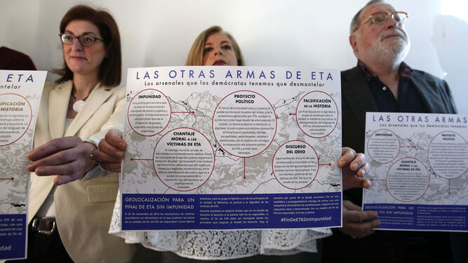 La ex presidenta de la Fundación de Víctimas del Terrorismo, Maite Pagazaurtundua (i); la presidenta del Colectivo de Víctimas del Terrorismo (Covite), Consuelo Ordóñez, y el filósofo Fernando Savater), presentando un manifiesto de abril de 2017.