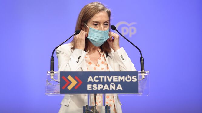 La vicepresidenta del Congreso, Ana Pastor, se retira la mascarilla momentos antes de la rueda de prensa de este lunes en la sede nacional del partido.