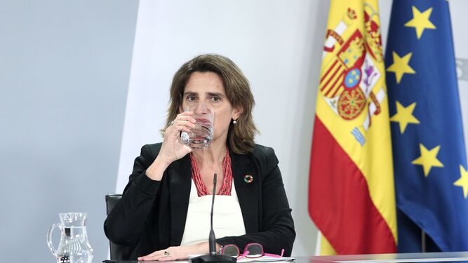 La ministra Teresa Ribera bebe agua en la sala de prensa de La Moncloa.