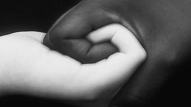 Manos blanca y negra entrelazadas: uno de los símbolos de la lucha antirracista.